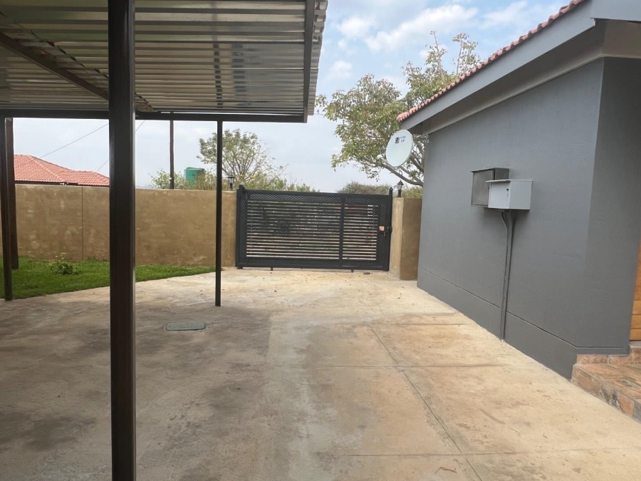 To Let 8 Bedroom Property for Rent in Bethanie North West